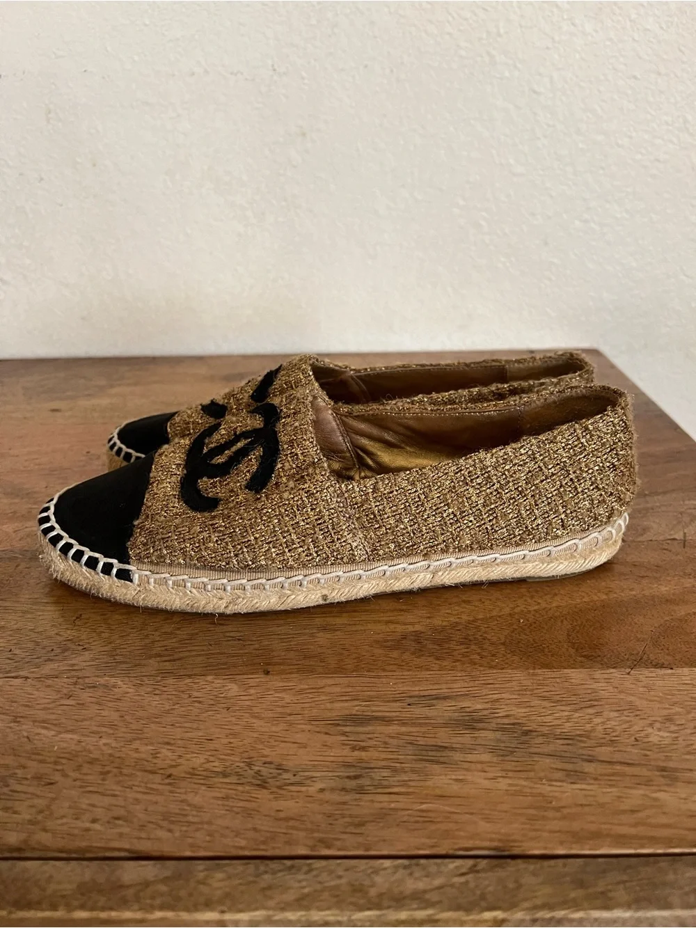 CHANEL GOLD/BLACK GLITTER WOOL CC CAP-TOE ESPADRILLES SIZE, EUR 41